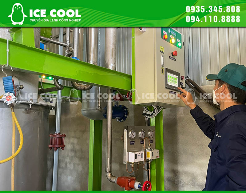 Kỹ thuật viên Máy viên ICE COOL kết nối điện và vận hành máy